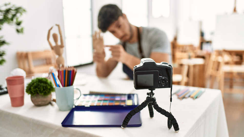 Junger Influenzer macht Online-Kunstunterricht (Archivbild)