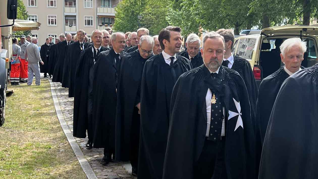 Die pommerschen Johanniter beim Einzug in die Anklamer Kirche im Mai 2025