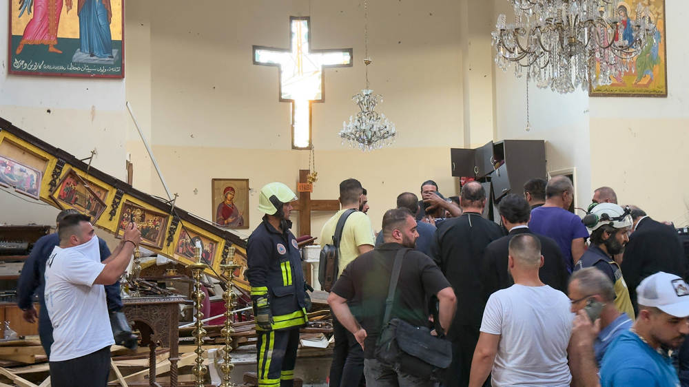 Nach dem Anschlag ist die Kirche in Damaskus verwüstet, Rettungskräfte räumen auf
