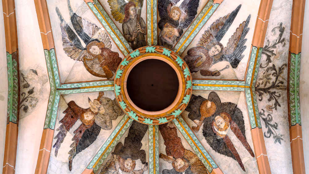 Gewölbemalerei "Engelskonzert" und Schlussring im Mittelschiff in der Heiliggeistkirche in Heidelberg