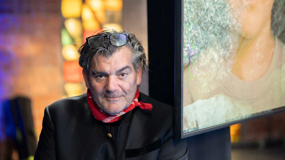 Der Künstler und Musiker Parviz Mir-Ali in der "Quellenkirche" in Bad Vilbe