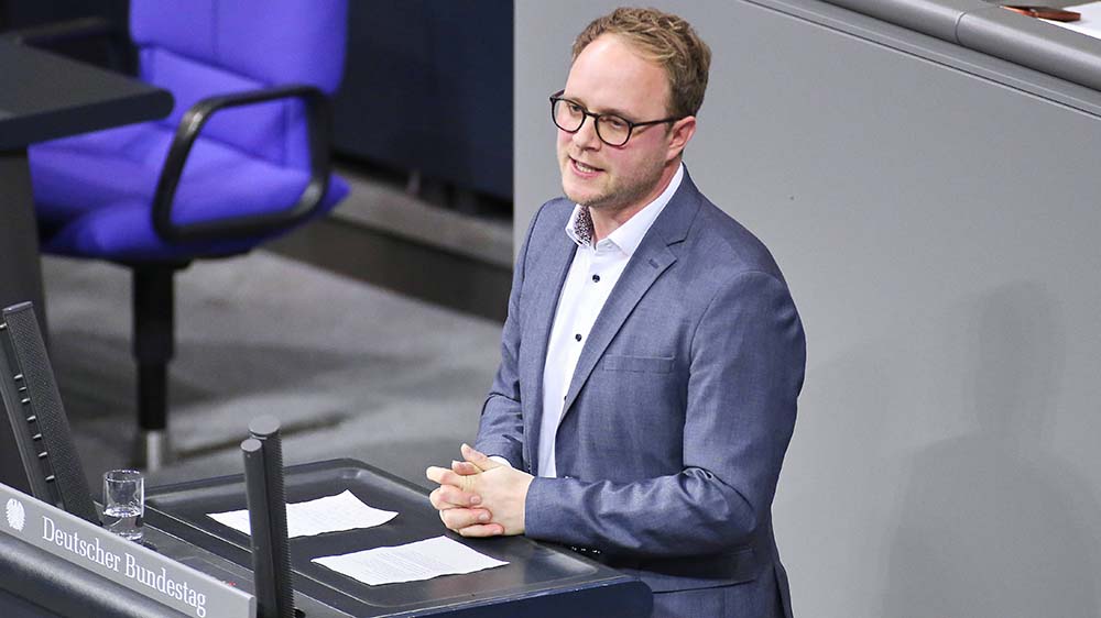 Der Grünen-Politiker Marcel Emmerich verteidigt das Kirchenasyl