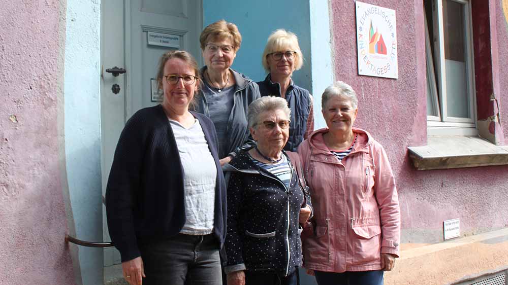 Die ehemaligen und jetzigen Mitarbeiterinnen der Kita St. Marien zu Barth freuen sich auf den 80. Geburtstag.