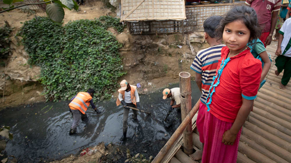 Abwasserkloake im Flüchtlingslager Kutupalong an der Grenze zu Myanmar.. 800.000 Rohingya leben den Angaben nach in Strohhütten in einem der größten Flüchtlingslager der Welt