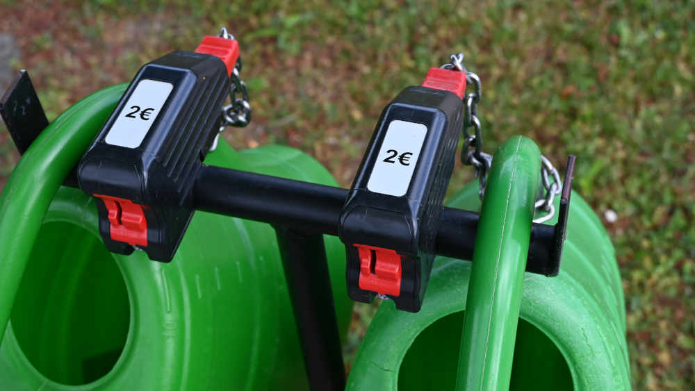 Eine "Gießkannen-Pfandstation" auf dem Friedhof im badischen Bietigheim