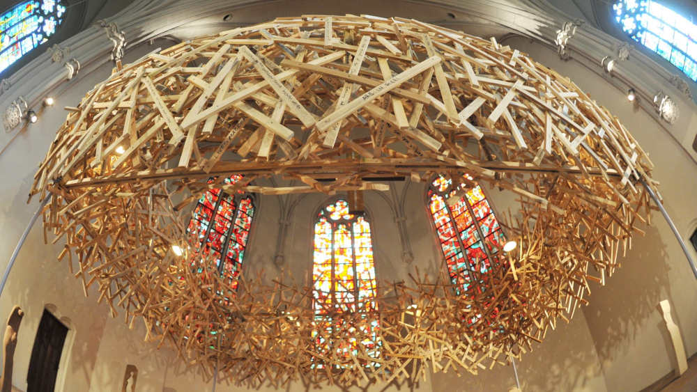 Die Hölzerne Wolke der Wünsche in der Johanneskirche Saarbrücken am Dienstag Seit Pfingsten waren Kirchenbesucher dazu aufgerufen, ihre Träume und Hoffnungen auf Holzleisten zu schreiben. Der Künstler Martin Steinert fügte diese schließlich zu einem Gesamtwerk zusammen (Archivbild von 2015)