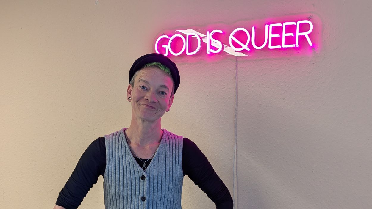 Tash Hilterscheid berät bei Fragen zur queersensiblen Bildungsarbeit in der Nordkirche