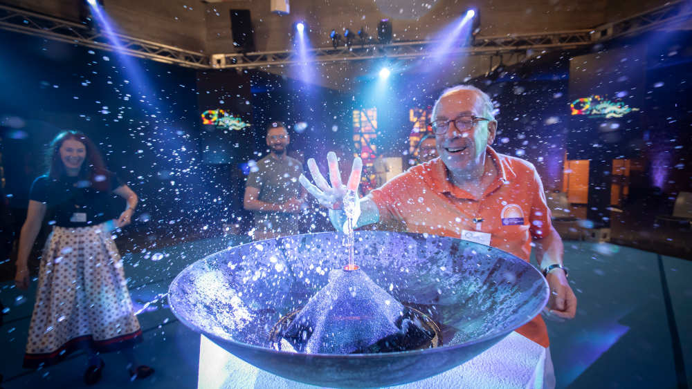 Pfarrer Klaus Neumeier bei der Probe der multimedialen Inszenierung in der "Quellenkirche" zum Hessentag vom 13. bis 22. Juni in Bad Vilbel