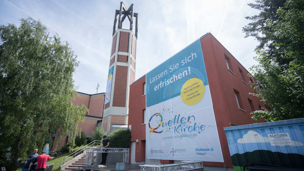 Multimediale Inszenierung in der "Quellenkirche" zum Hessentag vom 13. bis 22. Juni in Bad Vilbel: Vor der Kirche wird während des Hessentags ein Wasserbecken stehen, in dem eine bis zu sechs Meter hohe Fontäne sprudelt