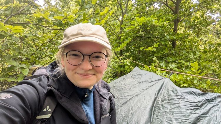 Unsere Redakteurin Rebekka Krüger würde noch mal eine Nacht im Wald in einem selbst gebauten Tarp verbringen