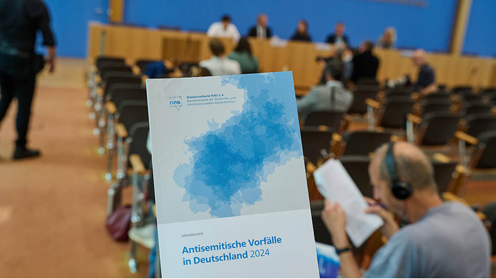 Anlässlich der Vorstellung des Jahresberichtes zu antisemitischen Vorfällen in Deutschland 2024 gibt es Kritik an der Meldestelle Rias