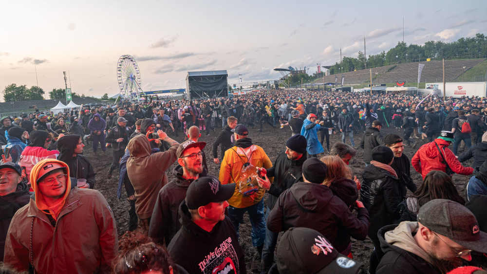 Zahlreiche Festivalbesucher spenden bei "Rock am Ring" 10.000 Euro für arme Menschen