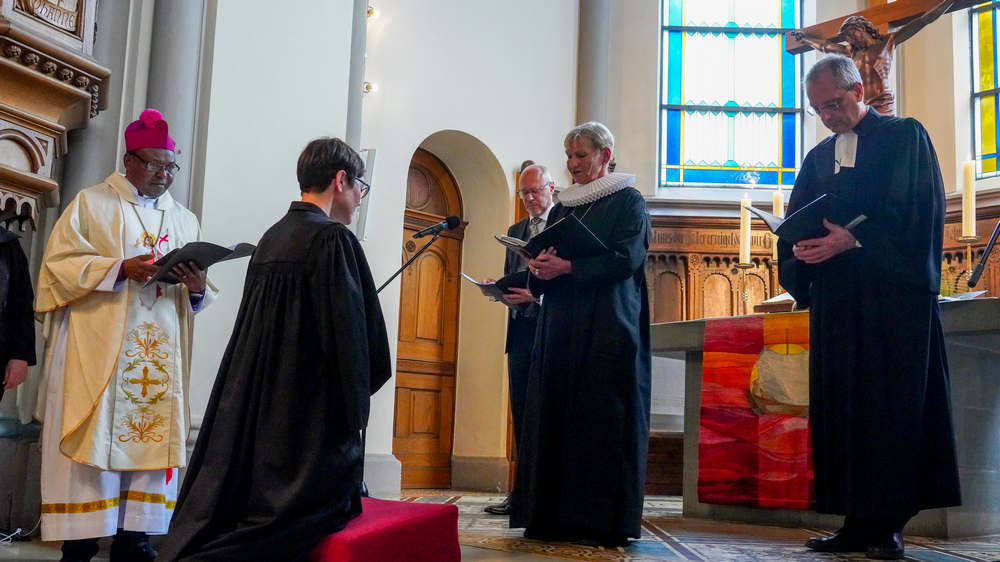 Adelheid-Ruck-Schröder (li.) ist als neue Präses der Evangelische Kirche von Westfalen eingeführt worden