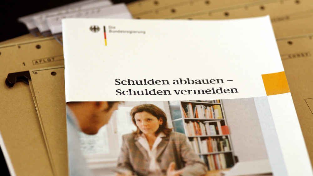 Beratungsstellen fordern bessere Finanzbildung und strengere Kreditregeln (Symbolbild)