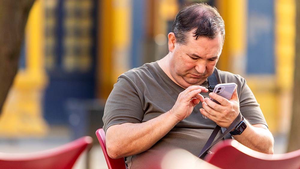 Digitale Teilhabe braucht Barrierefreiheit: Für sehbehinderte Menschen sind gut lesbare Displays, Sprachausgabe und Kontraste entscheidend – auch auf dem Smartphone