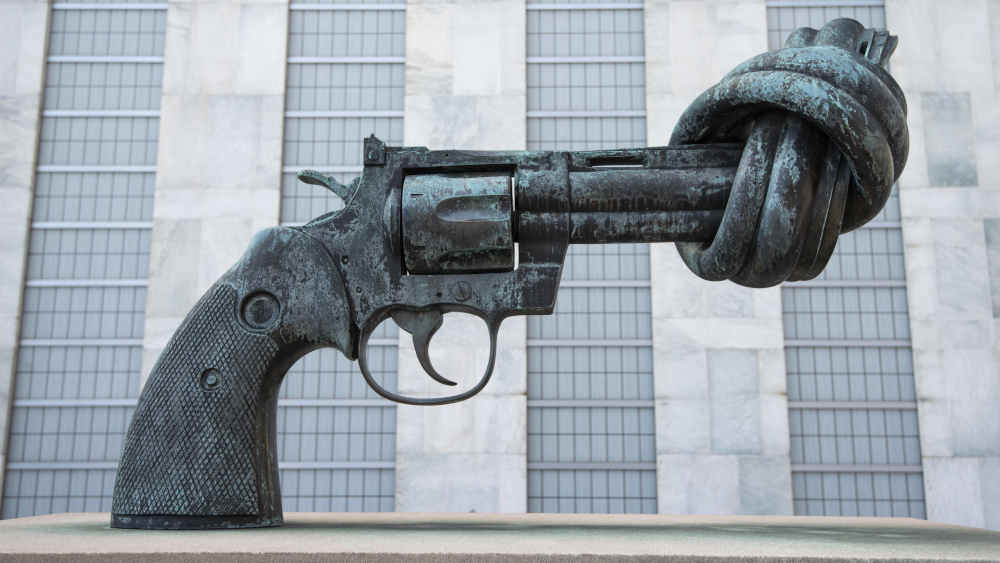 Pistole mit Knoten im Lauf: Skulptur des Künstlers Carl Fredrik Reuterswärd vor dem Hauptquartier der Vereinten Nationen in New York