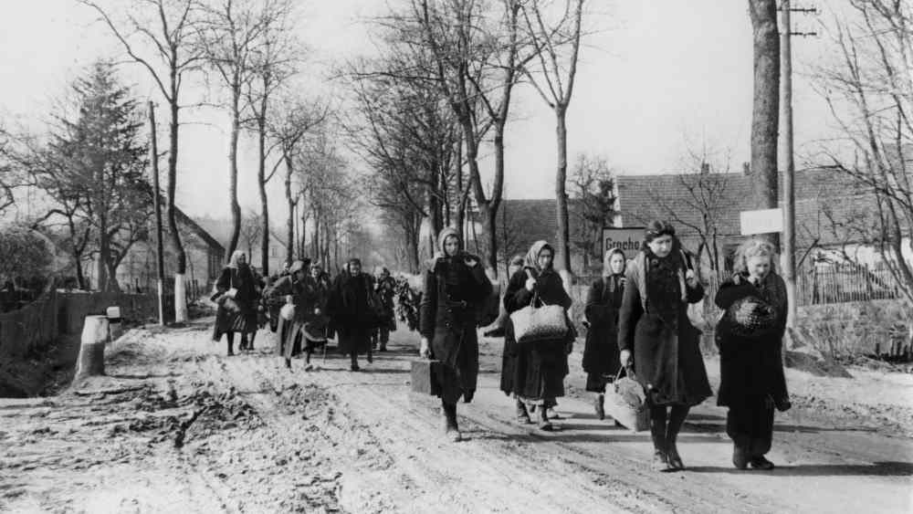 Eine Gruppe Vertriebener zieht im Frühjahr 1946 durch das Dorf Grochow (Archivbild)