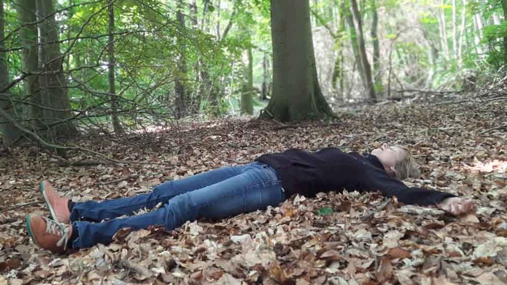 Einfach mal nur liegen und spüren: Die Erde trägt mich. Schon das kann gut tun.