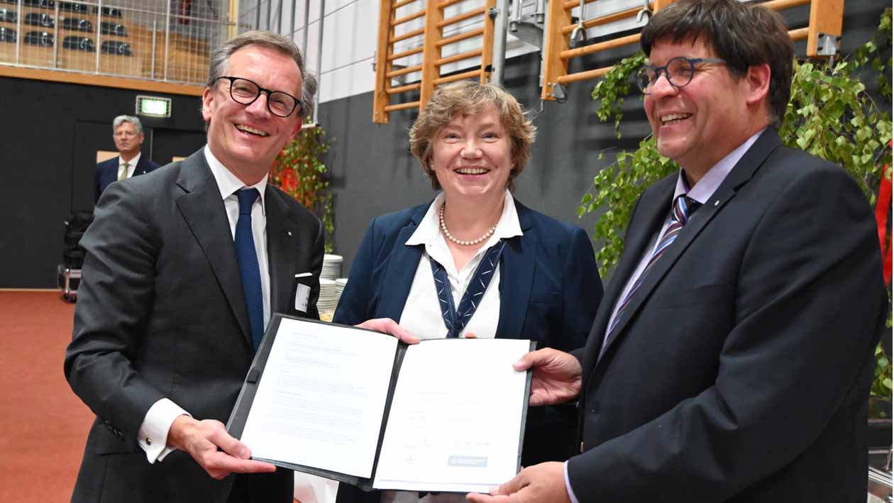 Bei der Vertragsunterzeichnung: Johanniterritter Felix von Waldow (links), Henrike Regenstein vom Vorstand der Diakonie MV und Pastor Kai Becker vom Diakoniewerk in Ducherow