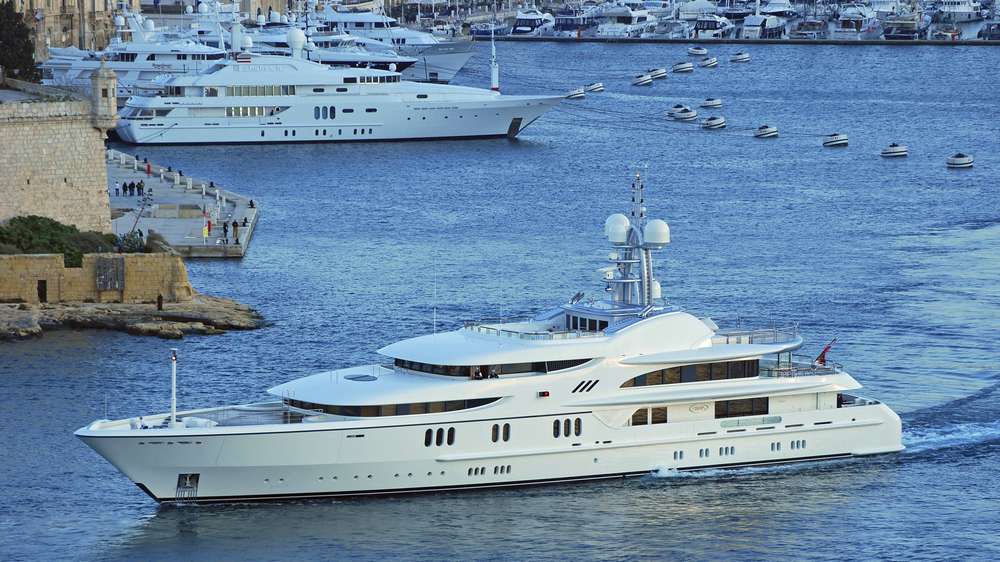 Die Welt der Superreichen: Was sich manche reiche Menschen leisten, geht nach Ansicht der Organisation Oxfam massiv zulasten des Lebens auf dem Planeten