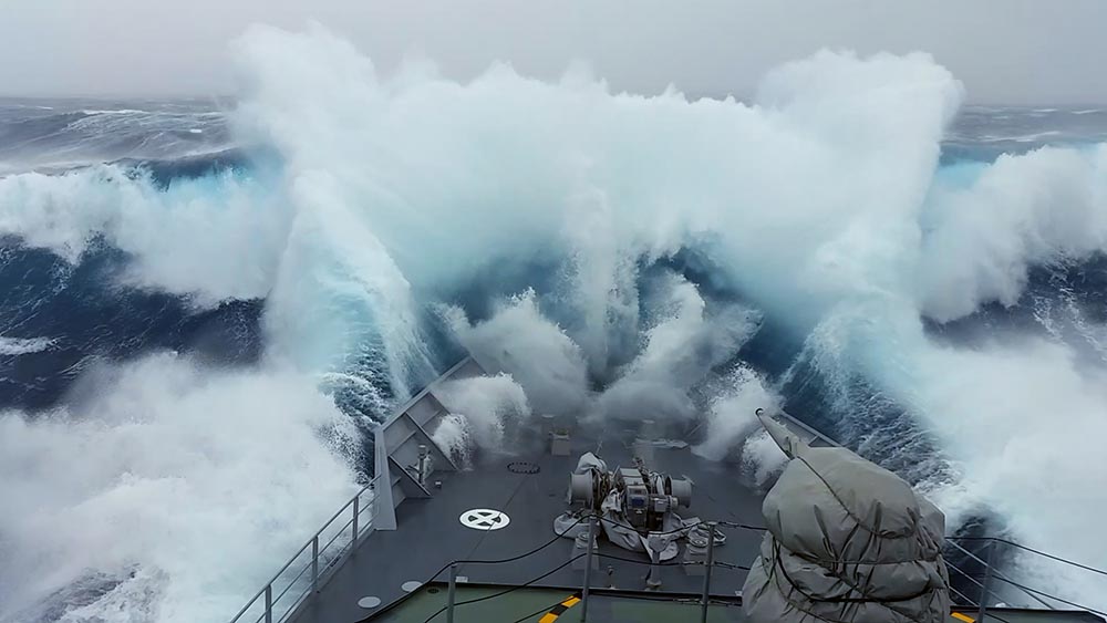 Sie sind eines der gefährlichsten Geheimnisse der Ozeane: Plötzlich auftretende Riesenwellen, sogenannte Monsterwellen. Sie können eine Gefahr für die Schifffahrt sein