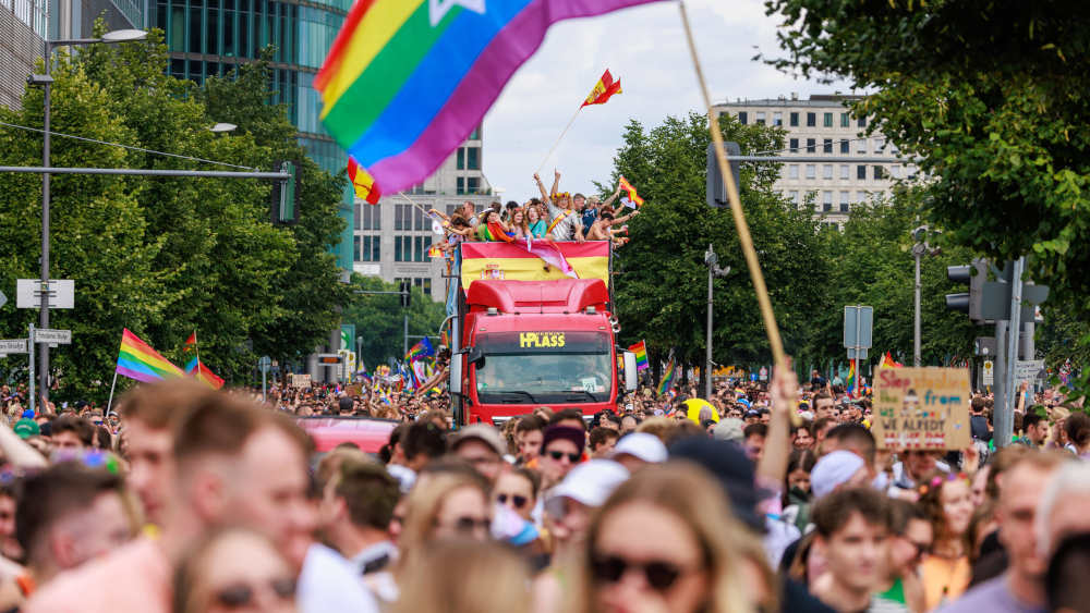 „Unser Ministerium wird auch in diesem Jahr wieder mit einem eigenen Wagen beim Berliner CSD vertreten sein“, sagte Familienministerin Prien der „taz“