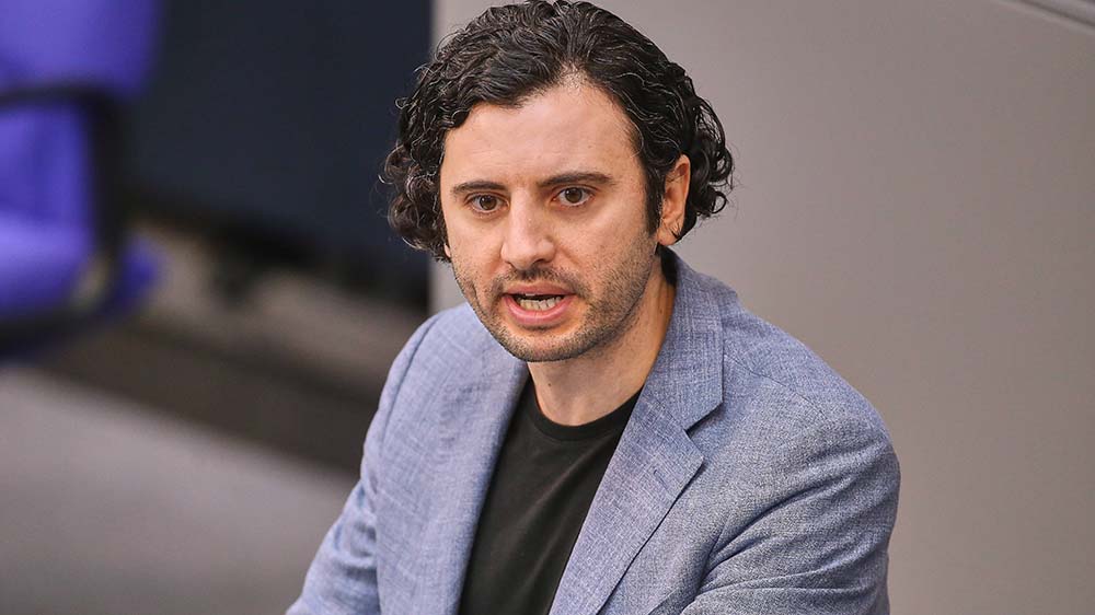 Hakan Demir (SPD), Abgeordneter im Bundestag, spricht sich für einen Abschiebestopp von Flüchtlingen in den Iran aus