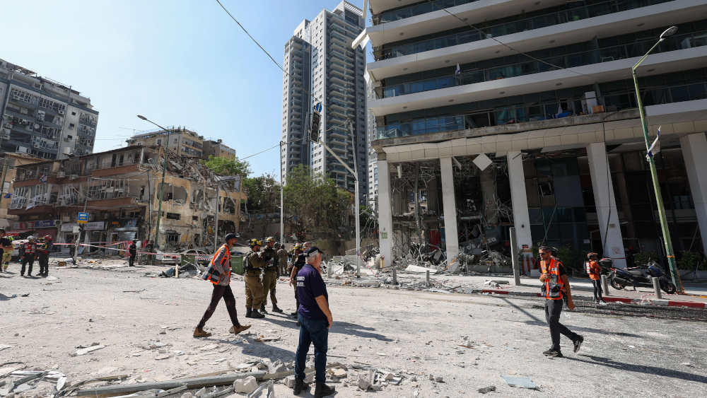 Israelische Teams starten Such- und Rettungsaktionen, nachdem vom Iran als Vergeltung für israelische Angriffe abgefeuerte Raketen die Stadt Ramat Gan, östlich von Tel Aviv, Israel, getroffen haben