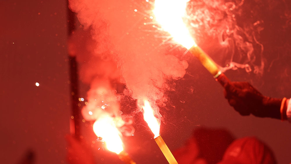 Während eines Fußballspiels wurden Menschen durch Pyrotechnik verletzt. Sozialarbeiter der Fanbetreuung verweigerten daraufhin ihre Zeugenaussage