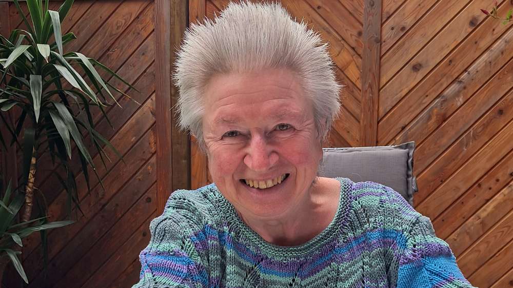 Gabriele Lämmerhirt-Seibert sitzt an einem Tisch und schreibt Briefe. Sie ist dankbar, wenn daraus Freundschaften entstehen