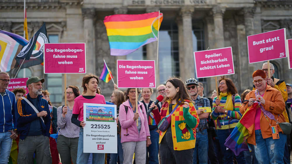Campact-Aktion "Flagge zeigen: Für queere Sichtbarkeit im Bundestag!" 
