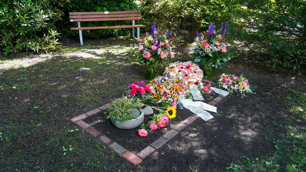 Auf einem Friedhof in Quickborn nördlich von Hamburg hat Carlo von Tiedemann seine letzte Ruhe gefunden