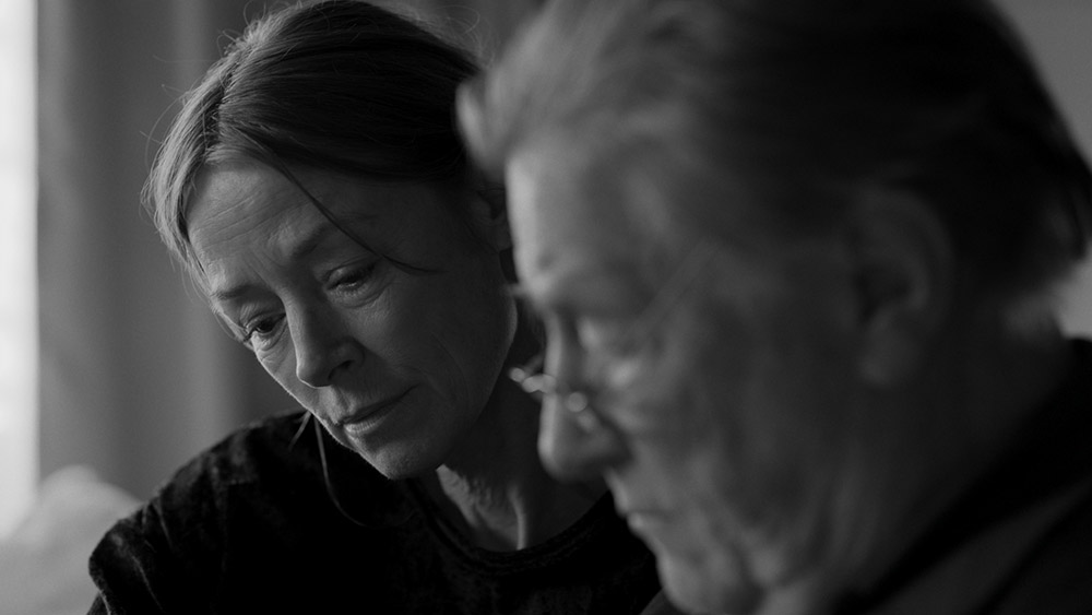 Holle (Jenny Schily, l.) schaut mit ihrem Vater Thomas (Manfred Zapatka, r.) ein Familienalbum an