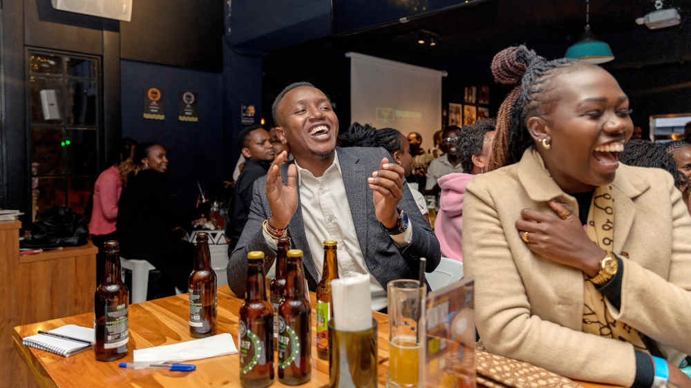 Das Publikum lauscht einem Vortrag in der hippen Craft-Bier-Bar in Nairobi
