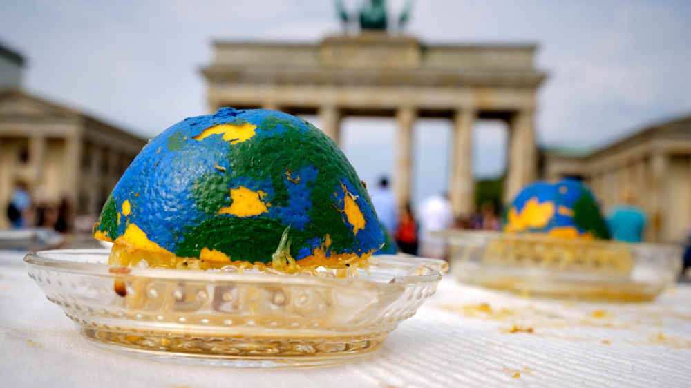 Akion "Ausgepresst!" vom BUND am Erdüberlastungstag 2018 am Brandenburger Tor (Archivbild)