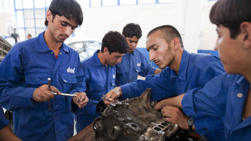 In einer Lehrwerkstatt werden junge Männer zu Fachkräften ausgebildet (Archivbild)