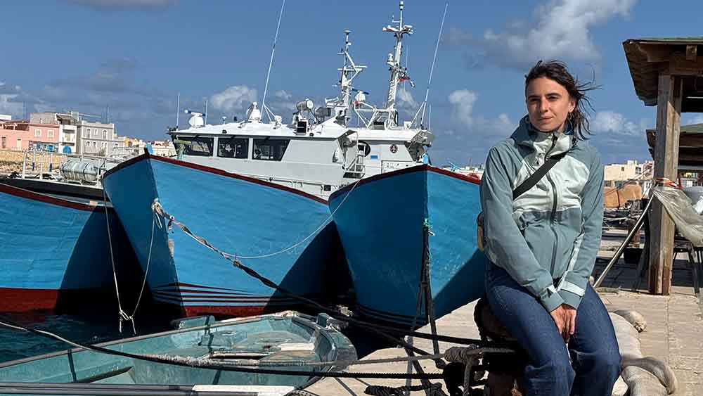 Die freiwillige Helferin Arianna wartet im Hafen von Lampedusa auf das nächste Boot mit Flüchtlingen
