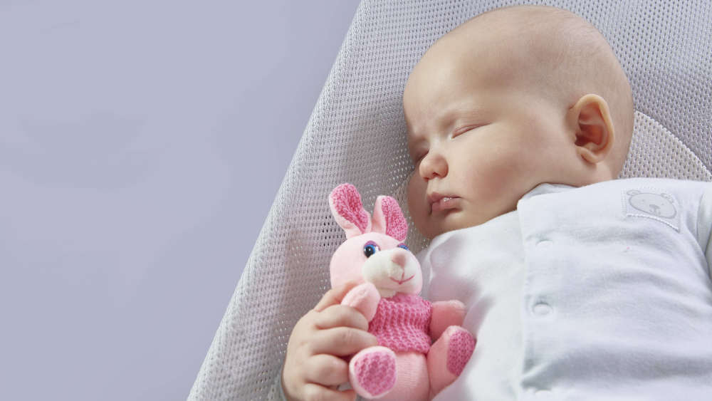 Nach Angaben der Statistiker kamen 2024 in Deutschland 677.117 Kinder zur Welt. Damit nahm die Zahl der Geburten um zwei Prozent im Vergleich zum Vorjahr ab