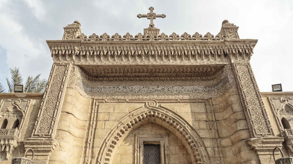 Verzierte Fassade der historischen Hängenden Kirche in Kairo