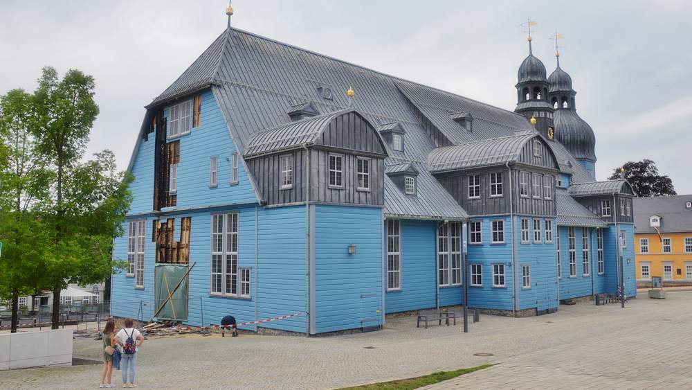Das Feuer hat die Fassade der Holzkirche von Clausthal-Zellerfeld in Mitleidenschaft gezogen