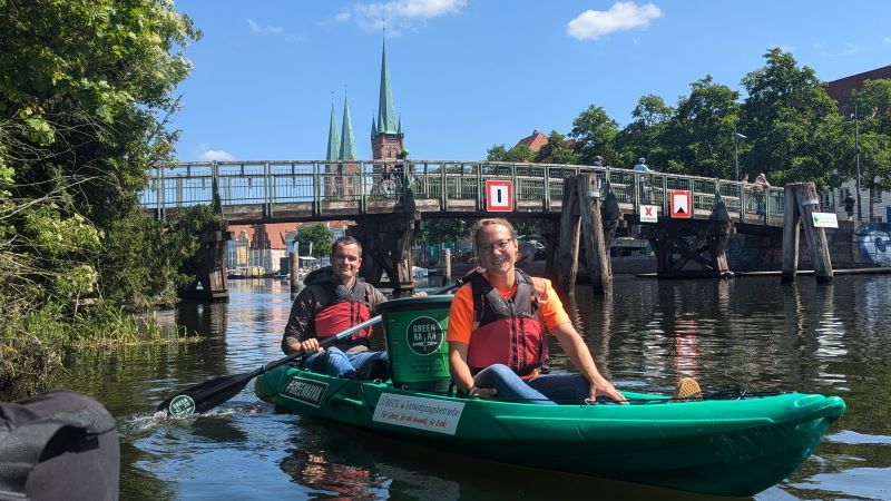 Finn Witt von der Lübeck Port Authority (LPA) und Jana Sperlich von den Entsorgungsbetrieben Lübeck (EBL) haben Greenkayak nach Lübeck geholt