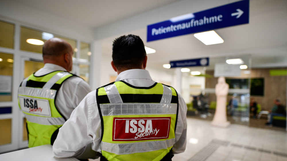 Sicherheitspersonal steht am Eingang des Elisabeth-Krankenhauses in Essen (Archivbild)