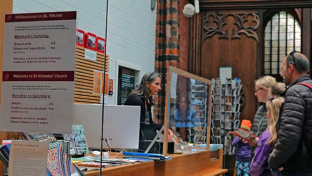 In St. Nikolai Stralsund werden Touristen um einen Erhaltungsbeitrag gebeten. Wer nur zum Beten in die Kirche möchte, darf kostenlos rein