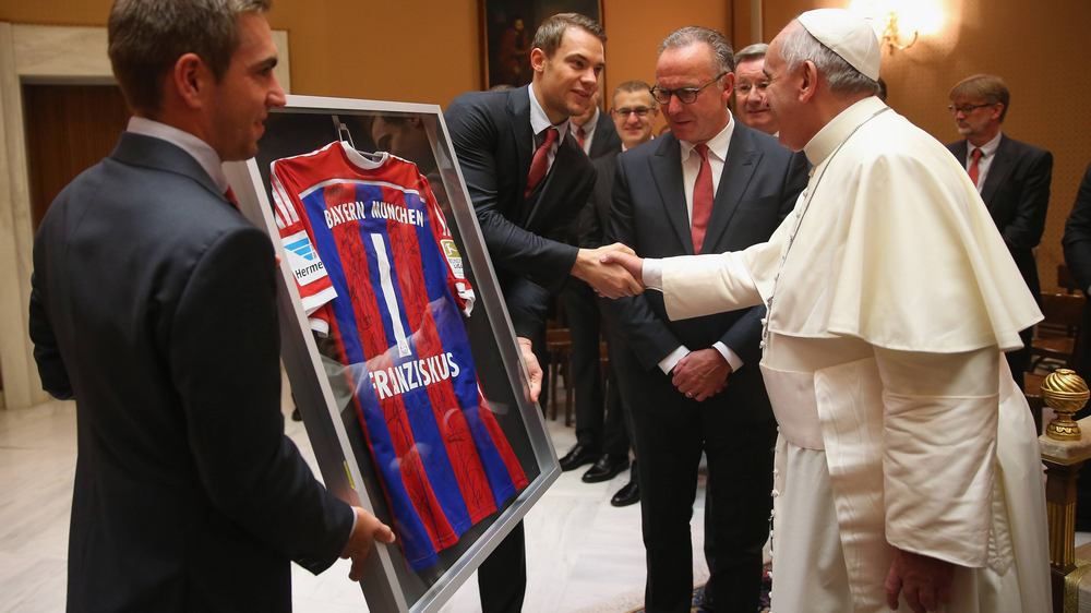 Papst Franziskus war Fußball-Fan – im Oktober 2014 überreichten ihm die Bayern-Profis Philipp Lahm (li.) und Manuel Neuer ein Trikot
