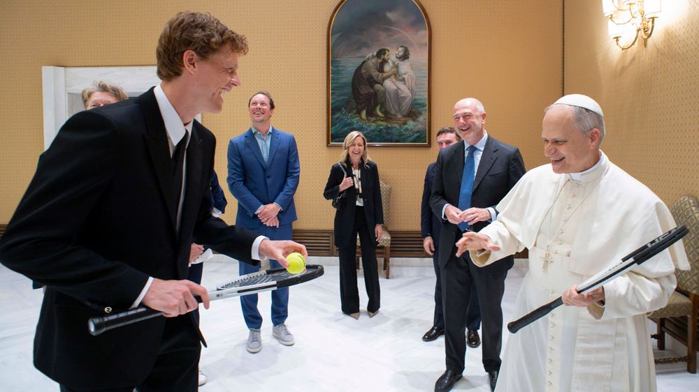"LuSt auf ein Match?" Tennis-Profi Jannik Sinner schenkt Papst Leo XIV. einen Tennisschläger