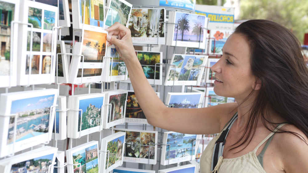 Trotz Smartphone und Social Media bleibt die Postkarte im Urlaub beliebt