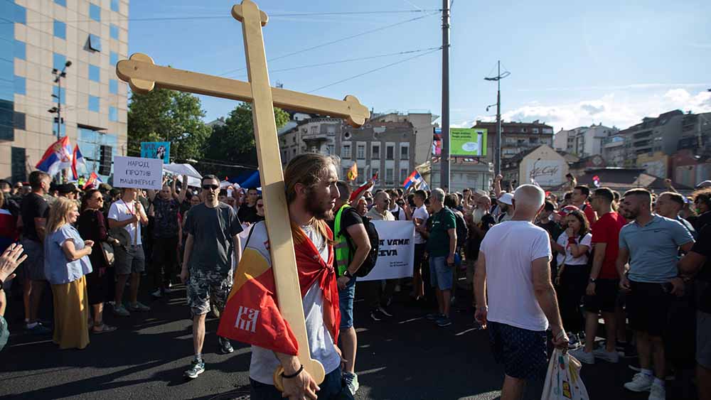 Zehntausende Menschen gehen in Serbien, wie hier in Belgrad, auf die Straße
