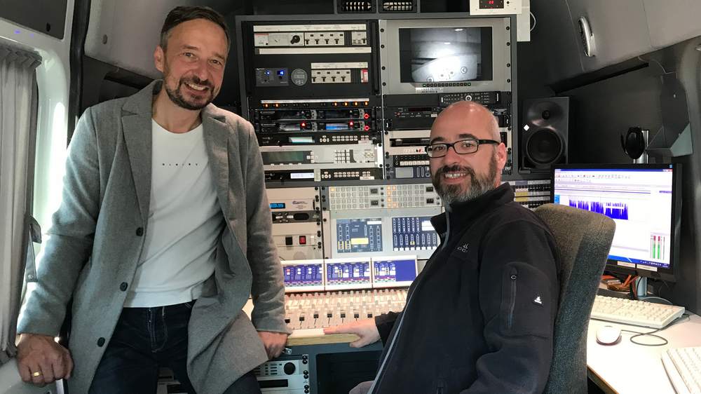 Radiopastor Oliver Vorwald (l.) und Produktionsingenieur Christian Störmer sitzen vor vielen Knöpfen und Reglern. Gleich übertragen sie einen Gottesdienst live