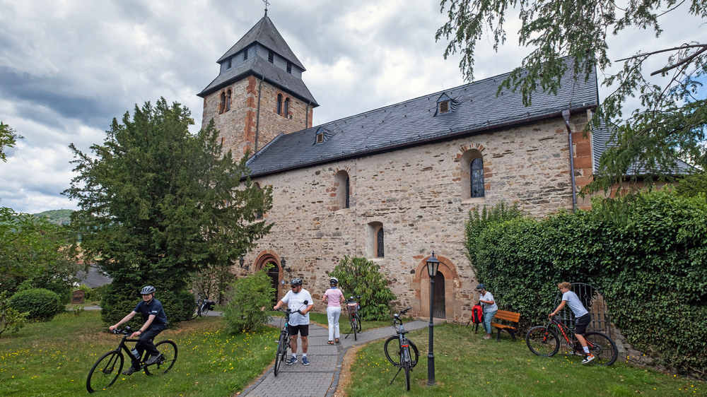 Einfach mal Pause machen! Die evangelische Nikolaikirche in Caldern nördlich von Marburg gehört zu den Radwegekirchen