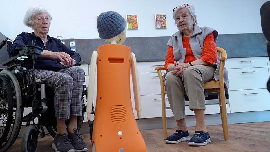 Über Alltägliches plaudert Roboter Ricky mit Waltraud Ulmer (li.) und Brigitte Stache (re.) im Johanniter-Stift in Hannover
